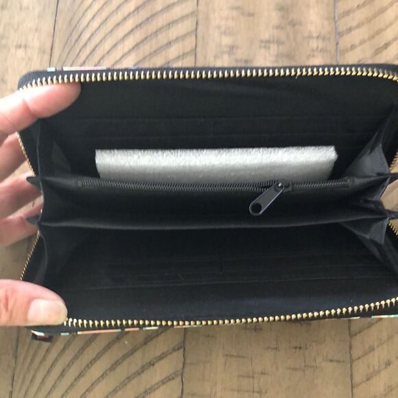 NWT Vegan Southwest Look 👀 Zip Wallet. Zip and card compartments. Secure! - Picture 9 of 17